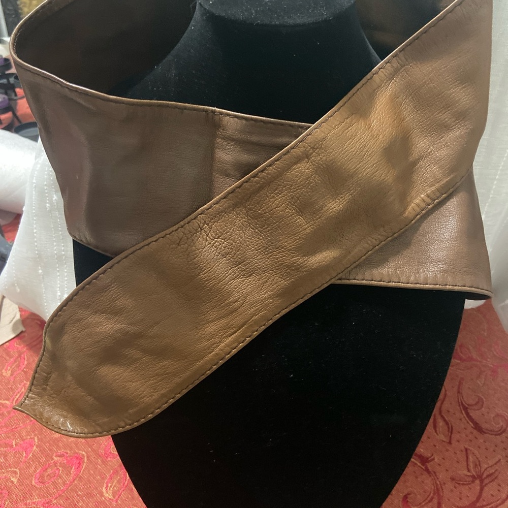 Vintage Calvin Klein two tone buttery leather tie belt. Small